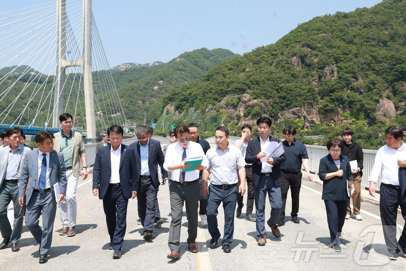 지난해 6월 옛 청풍대교를 확인하는 김영환 충북지사. &#40;도 제공. 재판매 및 DB금지&#41;