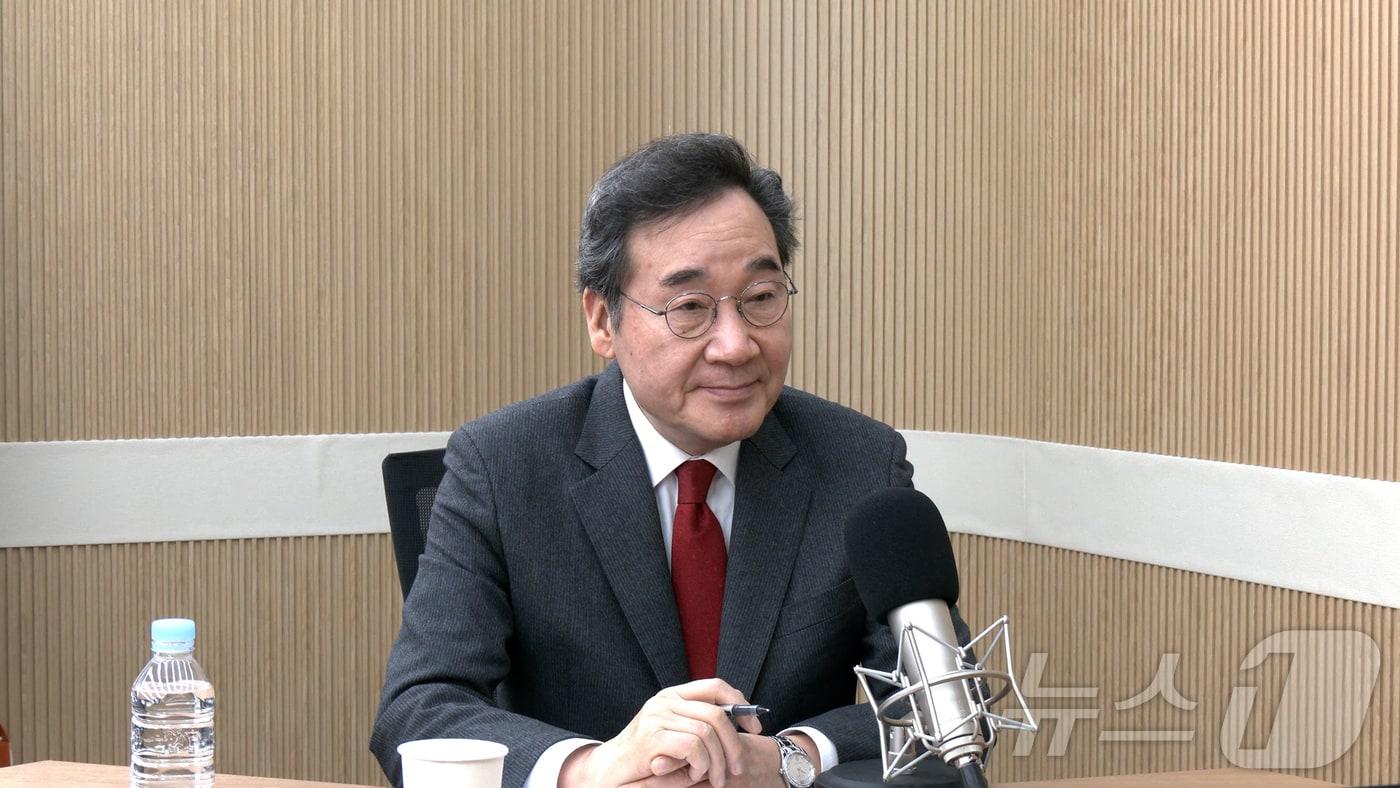 이낙연 전 국무총리가 6일 뉴스1TV '팩트앤뷰'에 출연해 질문에 답하고 있다.