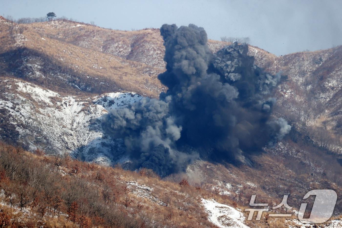6일 오전 경기 포천시 승진훈련장에서 열린 &#39;2025년 전반기 한미연합 수도기계화보병사단&#40;수기사&#41; 통합화력 실사격 훈련&#39;에서 KF-16가 투하한 공대지폭탄이 표적에서 폭발하고 있다. 2025.01.23 사진공동취재단 ⓒ News1 사진공동취재단
