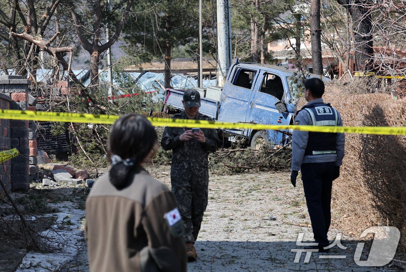 경기 포천시 이동면 노곡리에서 민가에 포탄이 떨어진 6일 오후 마을 일대가 통제되고 있다. 2025.3.6/뉴스1 ⓒ News1 사진공동취재단