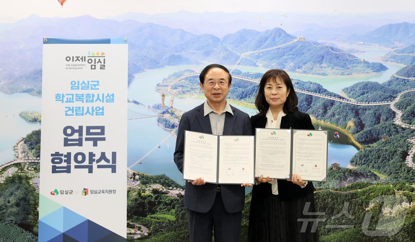 심민 전북자치도 임실군수(왼쪽)가 교육부 공모사업인 ‘학교복합시설 건립사업’에 공동 대응하기 위해 유효선 임실교육장과 업무 협약을 체결하고 있다.(임실군제공. 재판매 및 DB금지)2025.3.6/뉴스1