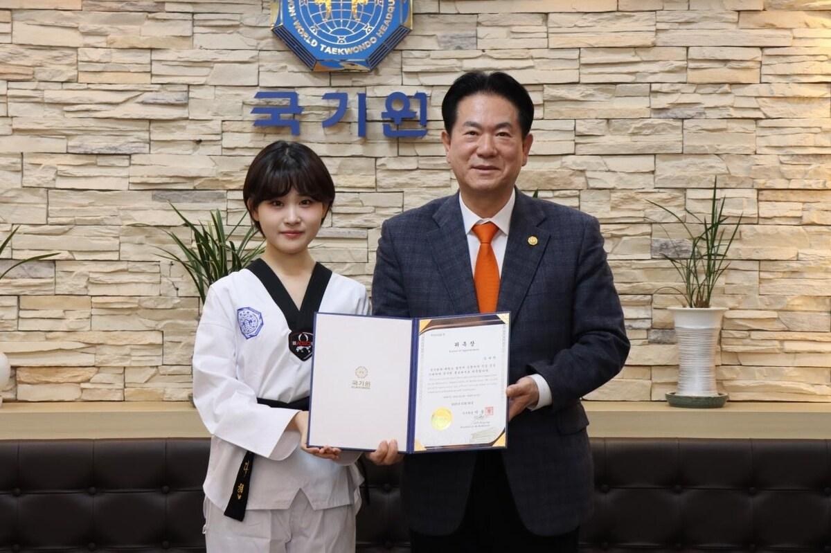 본문 이미지 - 가수 김다현 양이 6일 국기원에서 홍보대사 위촉장을 받은 뒤 이동섭 국기원장과 함께 기념사진을 찍고 있다. (국기원 제공) 2025.03.06/ 뉴스1 ⓒ News1