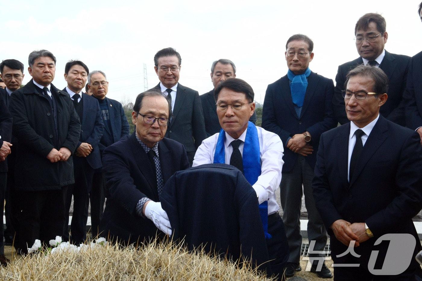 본문 이미지 - 전 육군대장 황인권 더불어민주당 국방안보특별위원장이 6일 오후 광주 북구 운정동 광주 5·18국립민주묘지 참배 후 윤상원 열사 묘역을 쓰다듬고 있다. 2025.3.6/뉴스1 ⓒ News1 박지현 기자