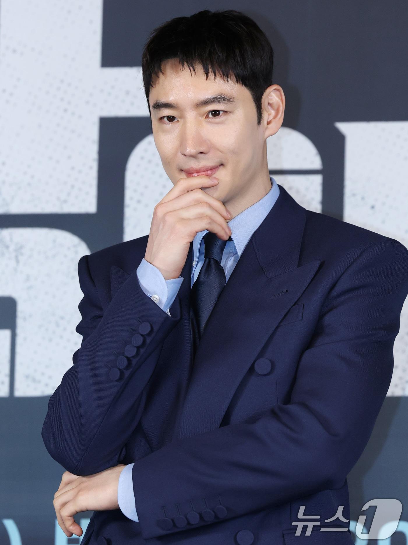 본문 이미지 - 배우 이제훈이 6일 서울 구로구 라마다서울 신도림 호텔에서 열린 JTBC 새 토일드라마 ‘협상의 기술’ 제작발표회에 참석해 포즈를 취하고 있다. ‘협상의 기술’은 전설의 협상가로 불리는 대기업의 M&A 전문가와 그 팀의 활약상을 그리는 드라마다. 2025.3.6/뉴스1 ⓒ News1 권현진 기자