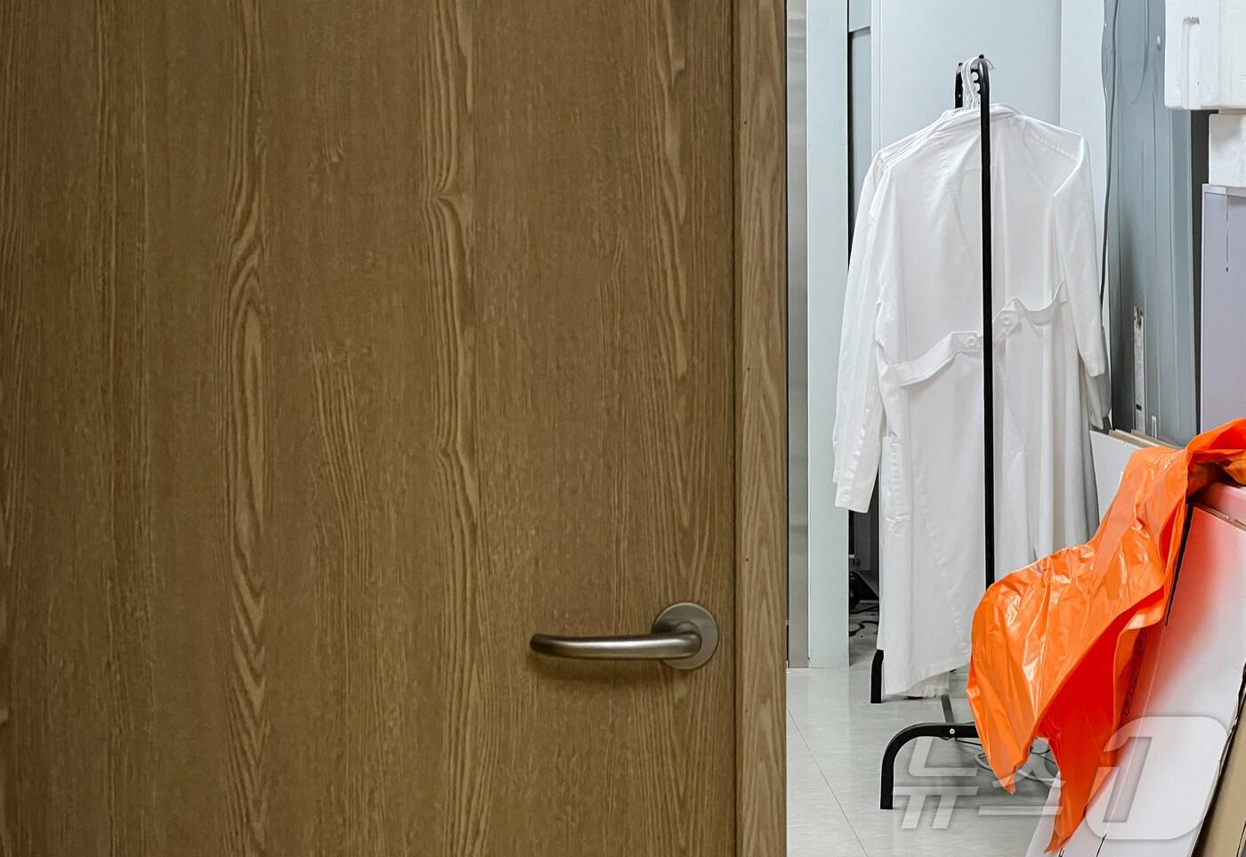 교육부와 의대 총장·학장들이 7일 2026학년도 의대 모집인원을 증원 전 수준인 2024학년도 정원(3058명)으로 동결하는 방안을 공동 선언하기 위해 논의 중인 것으로 알려졌다. 사진은 6일 서울 시내 한 의과대학의 모습. 2025.3.6/뉴스1 ⓒ News1 김도우 기자