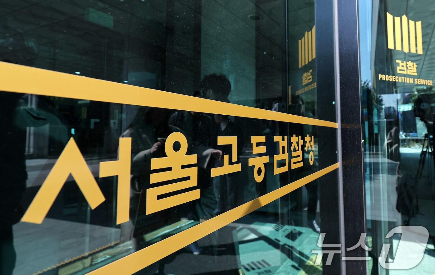 김성훈 대통령경호처 차장과 이광우 경호본부장의 구속영장 처분에 대한 영장심의위원회가 열리는 6일 서울 서초구 서울고등검찰청에서 관계자들이 이동하고 있다. 2025.3.6/뉴스1 ⓒ News1 박지혜 기자