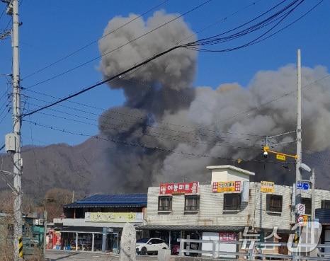 본문 이미지 - 6일 경기 포천시에서 한미 연합훈련 도중 전투기의 폭탄이 민가에 떨어지는 오폭 사고가 발생, 검은 연기가 피어오르고 있다. (독자 제공. 재판매 및 DB 금지) 2025.3.6/뉴스1