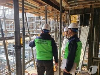 본문 이미지 - 대전시 안전보건지킴이 활동 모습.(대전시 제공.재판매 및 DB금지)/뉴스1 