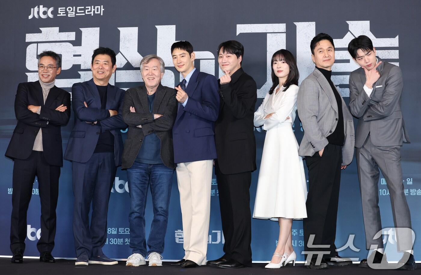 배우 오만석(왼쪽부터)과 성동일, 안판석 감독, 이제훈, 김대명, 안현호, 장현성, 차강윤이 6일 서울 구로구 라마다서울 신도림 호텔에서 열린 JTBC 새 토일드라마 ‘협상의 기술’ 제작발표회에 참석해 포즈를 취하고 있다. ‘협상의 기술’은 전설의 협상가로 불리는 대기업의 M&A 전문가와 그 팀의 활약상을 그리는 드라마다. 2025.3.6/뉴스1 ⓒ News1 권현진 기자