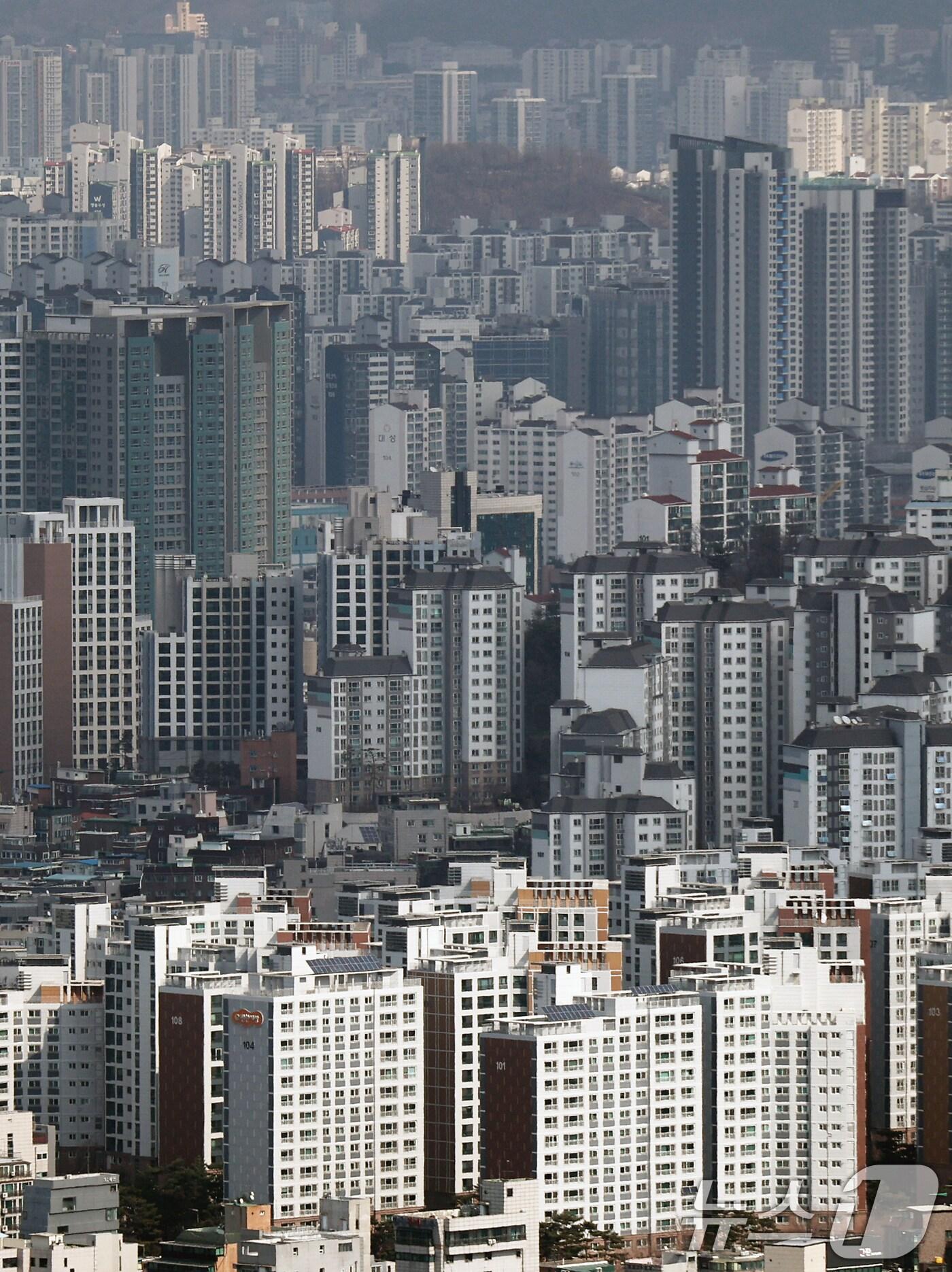 본문 이미지 - 남산에서 바라본 서울 도심 아파트단지 모습. 2025.3.6/뉴스1 ⓒ News1 오대일 기자