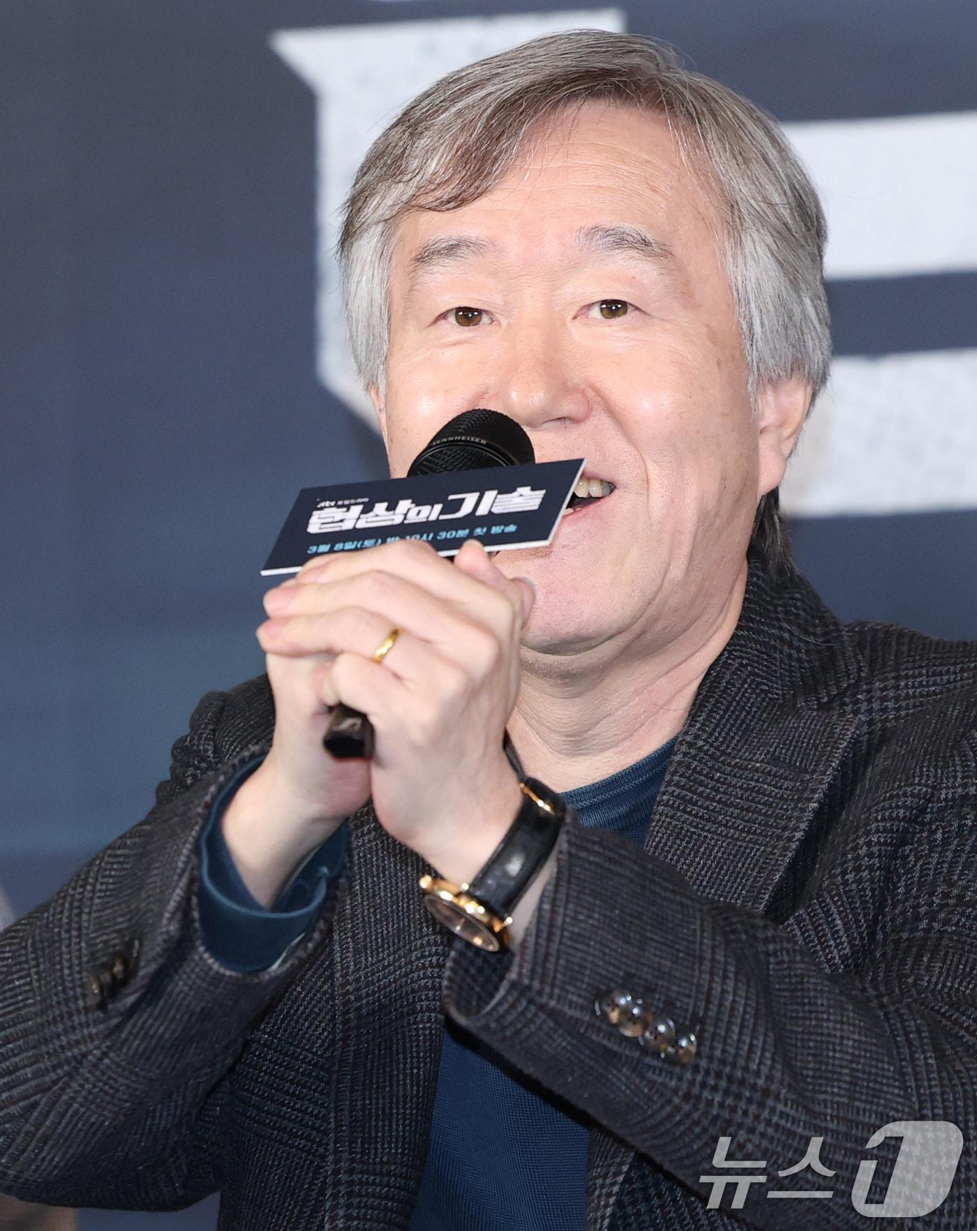 본문 이미지 - 안판석 감독이 6일 서울 구로구 라마다서울 신도림 호텔에서 열린 JTBC 새 토일드라마 ‘협상의 기술’ 제작발표회에 참석해 인사말을 하고 있다. ‘협상의 기술’은 전설의 협상가로 불리는 대기업의 M&A 전문가와 그 팀의 활약상을 그리는 드라마다. 2025.3.6 ⓒ 뉴스1 권현진 기자