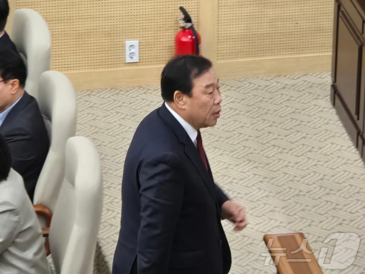 본문 이미지 - 6일 오전 외부 일정을 이유로 시의회 본회의장을 떠나는 최민호 세종시장.   ⓒ News1 장동열 기자