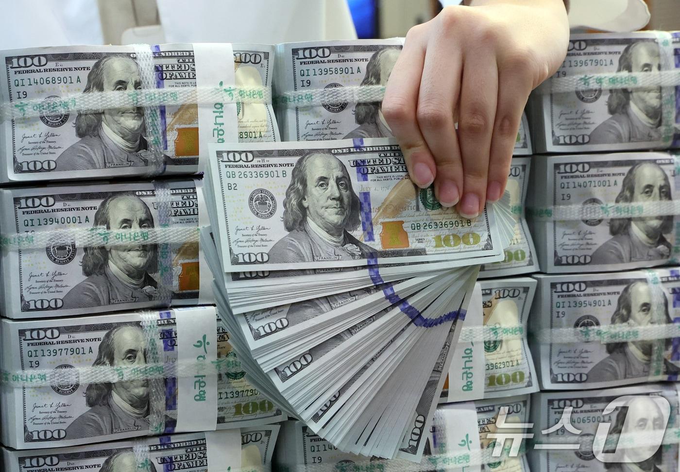 본문 이미지 -  서울 중구 명동 하나은행 위변조대응센터에서 직원이 달러를 정리하고 있다. /뉴스1 ⓒ News1 김명섭 기자