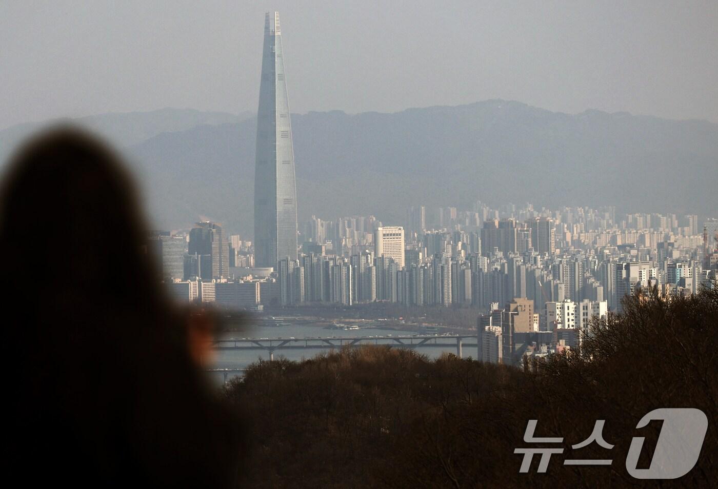  남산에서 바라본 서울 송파구 아파트 단지 모습. 2025.3.6/뉴스1 ⓒ News1 오대일 기자