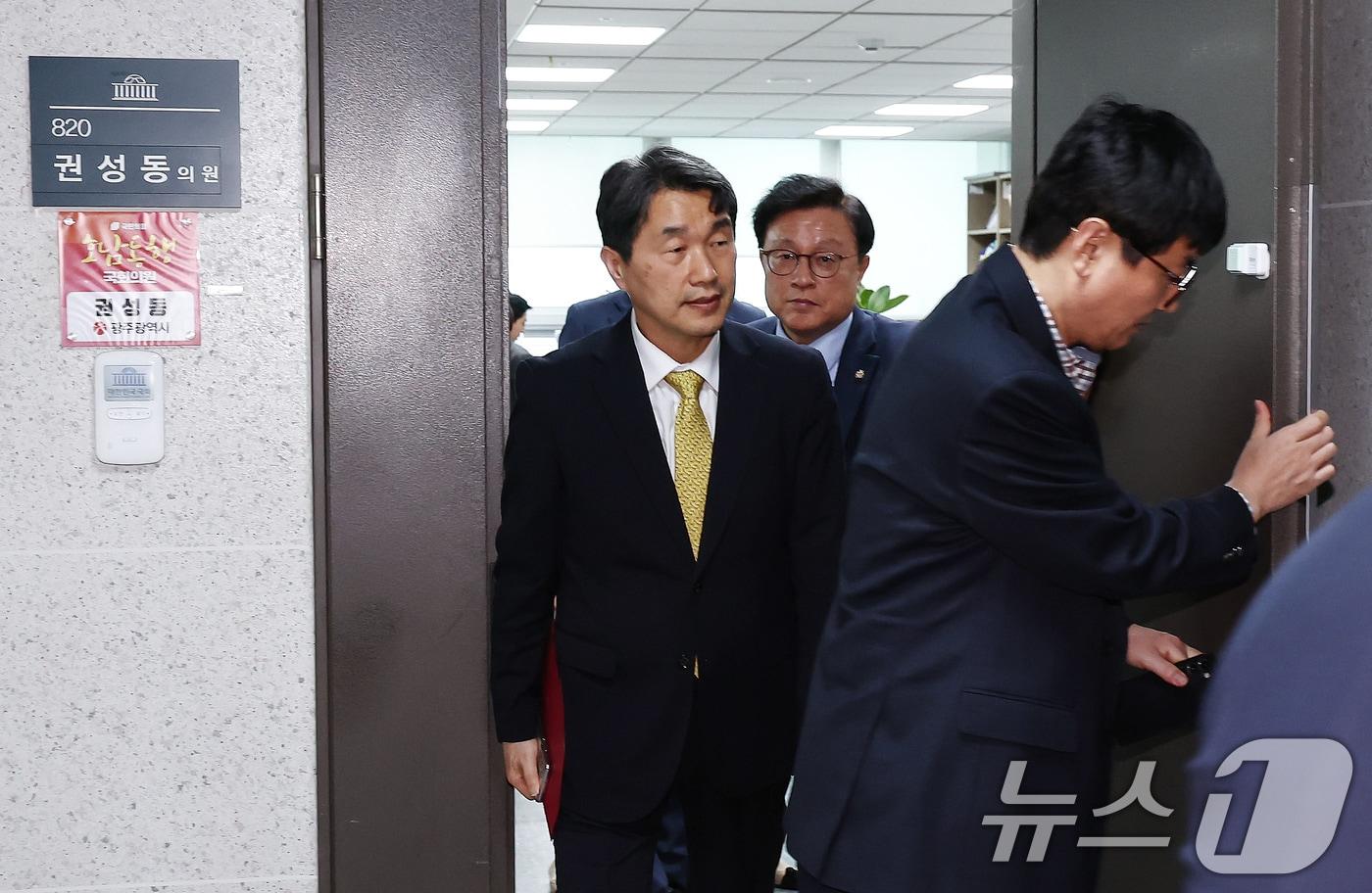 이주호 사회부총리 겸 교육부 장관이 6일 오후 서울 여의도 국회 의원회관에서 권성동 국민의힘 원내대표 등 원내지도부와 2026학년도 의대 정원 관련 긴급 비공개 회의를 한 뒤 나오고 있다. 2025.3.6/뉴스1 ⓒ News1 김민지 기자