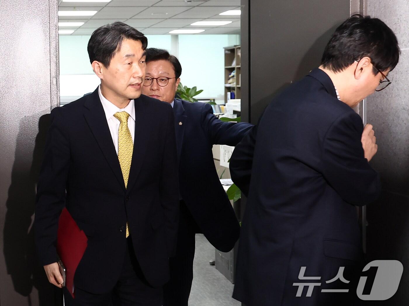 본문 이미지 - 이주호 사회부총리 겸 교육부 장관이 6일 오후 서울 여의도 국회 의원회관에서 권성동 국민의힘 원내대표 등 원내지도부와 2026학년도 의대 정원 관련 긴급 비공개 회의를 한 뒤 나오고 있다. 2025.3.6/뉴스1 ⓒ News1 김민지 기자