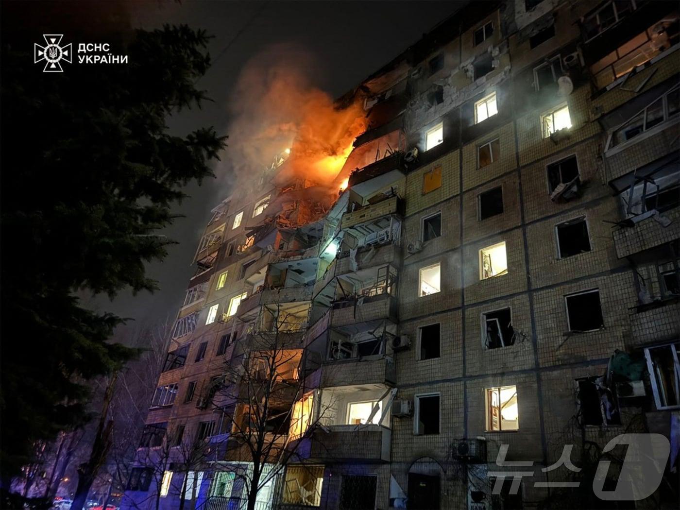 본문 이미지 - 우크라이나 중부 크리비리흐의 한 건물이 러시아의 공격으로 불타고 있다. (사진은 기사 내용과 무관함) / 뉴스1 ⓒ News1 2024.3.12 ⓒ AFP=뉴스1 ⓒ News1 강민경 기자