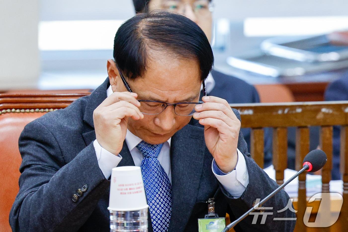 박찬진 전 선관위 사무총장이 6일 오후 서울 여의도 국회 행정안전위원회에서 열린 김대웅 중앙선거관리위원회 위원 후보자 인사청문회에 증인 출석해 안경을 고쳐쓰고 있다. 2025.3.6/뉴스1 ⓒ News1 안은나 기자