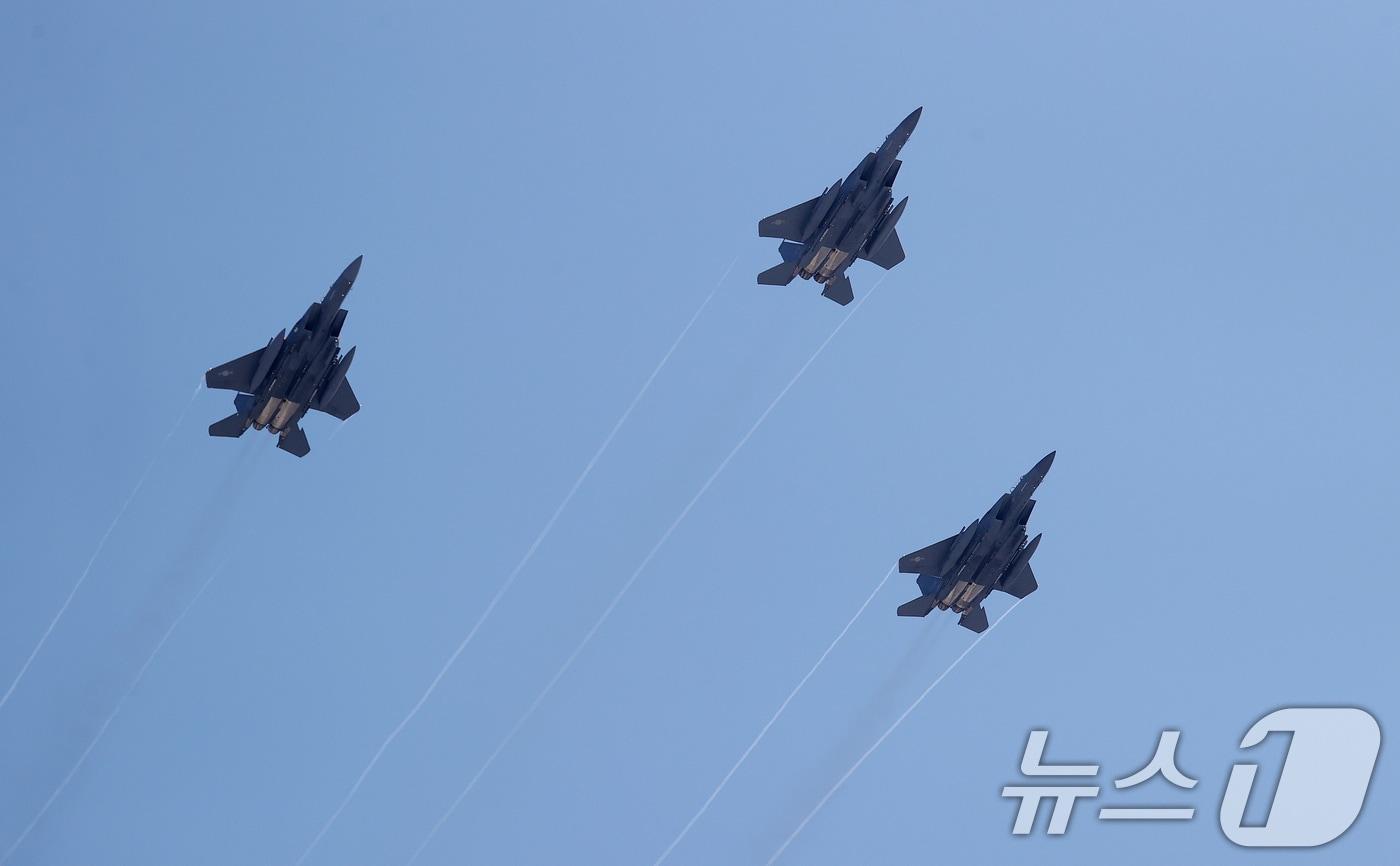 6일 오전 경기 포천시 승진훈련장에서 열린 &#39;2025년 전반기 한미연합 수도기계화보병사단&#40;수기사&#41; 통합화력 실사격 훈련&#39;에서 F-15K가 기동하고 있다. 2025.3.6/뉴스1 ⓒ News1 사진공동취재단