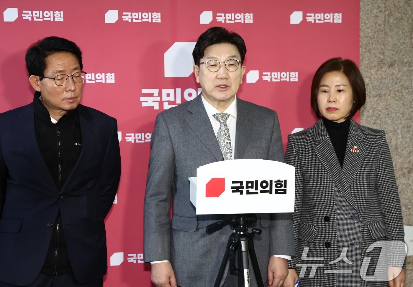 본문 이미지 - 권성동 국민의힘 원내대표가 6일 오후 서울 여의도 국회에서 의료인력 수급 관련 브리핑을 하고 있다. 2025.3.6/뉴스1 ⓒ News1 김민지 기자