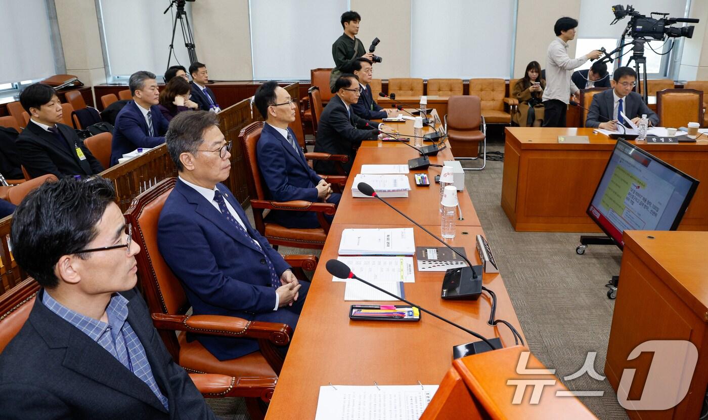 김대웅 중앙선거관리위원회 위원 후보자가 6일 오후 서울 여의도 국회 행정안전위원회에서 열린 인사청문회에 출석해 선관위 채용 비리관련 조은희 국민의힘 간사 질문을 듣고 있다. 왼쪽부터 장병호 정보보호과장, 김용빈 사무총장, 김 후보자, 박찬진 전 선관위 사무총장, 송봉섭 전 사무차장. 2025.3.6/뉴스1 ⓒ News1 안은나 기자