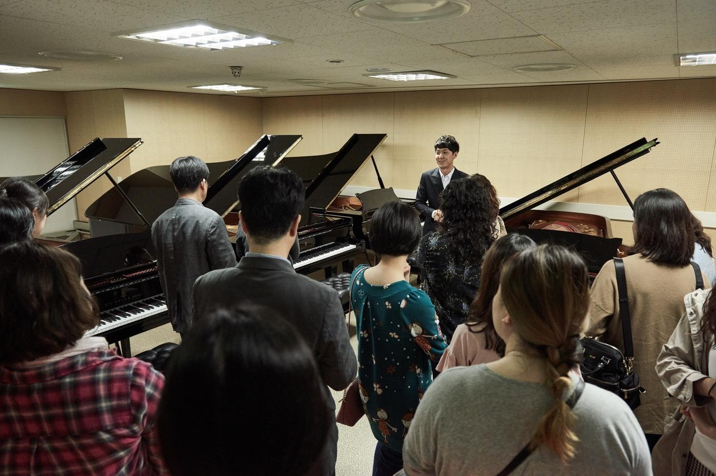 본문 이미지 - 피아노 보관실 투어 모습(롯데문화재단 제공)