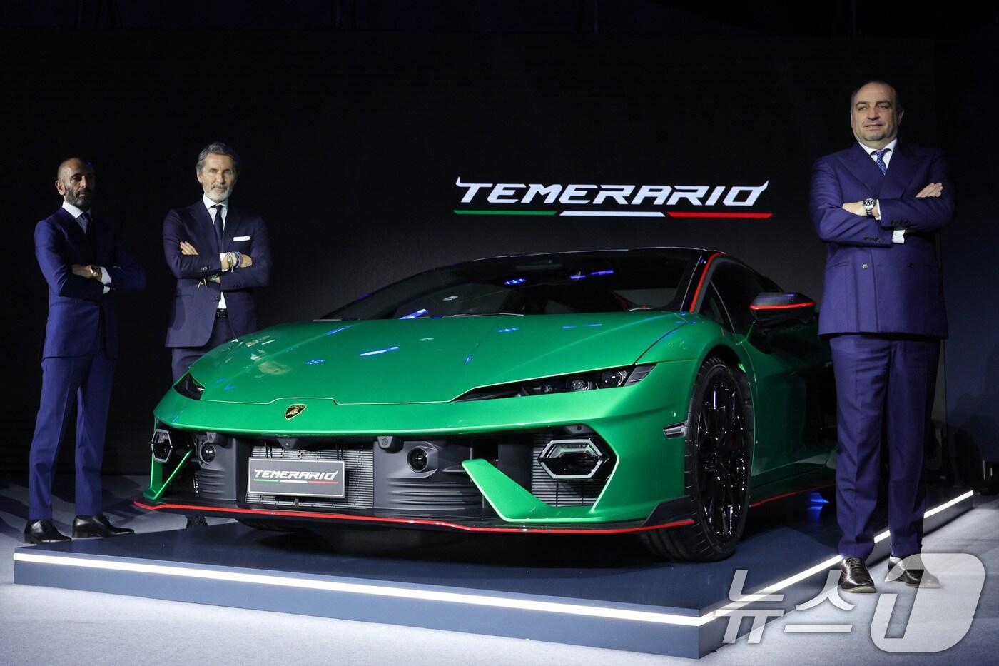 스테판 윙켈만 람보르기니 총괄 CEO 회장(왼쪽 두 번째)이 6일 서울 광진구 파이팩토리스튜디오에서 람보르기니 새로운 플러그인하이브리드(PHEV) 차량 ‘테메라리오’를 공개하고 있다. 2025.3.6/뉴스1 ⓒ News1 신웅수 기자