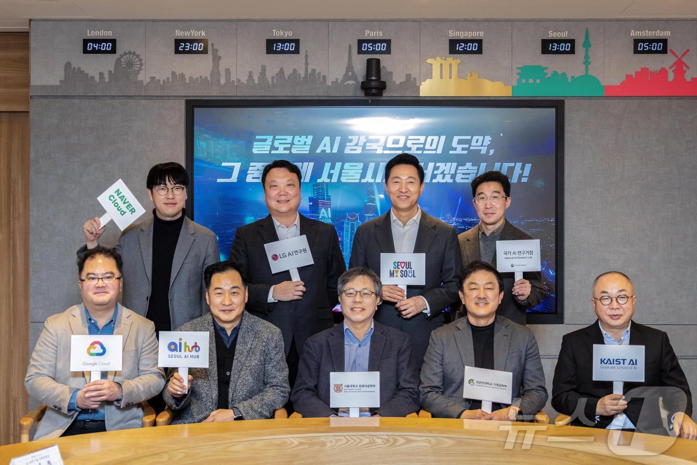 본문 이미지 -  오세훈 서울시장이 6일 오후 서울시청 집무실에서 AI전문가들과 미래 AI산업 육성전략과 인재 양성 방안 등을 논의 후 기념 촬영하고 있다.(서울시 제공)