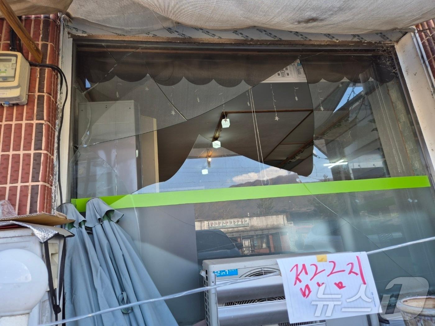 본문 이미지 - 6일 경기 포천시 이동면 노곡리에서 공군 전투기 폭탄 오발사고가 발생한 가운데, 폭탄 충격으로 식당 창문이 깨져 있다.2025.03.06/뉴스1 ⓒ News1 양희문 기자