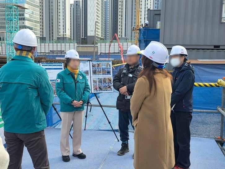 본문 이미지 -  과천 디에트르 퍼스티지 현장에서 안전점검이 진행되고 있다. /대방건설 제공