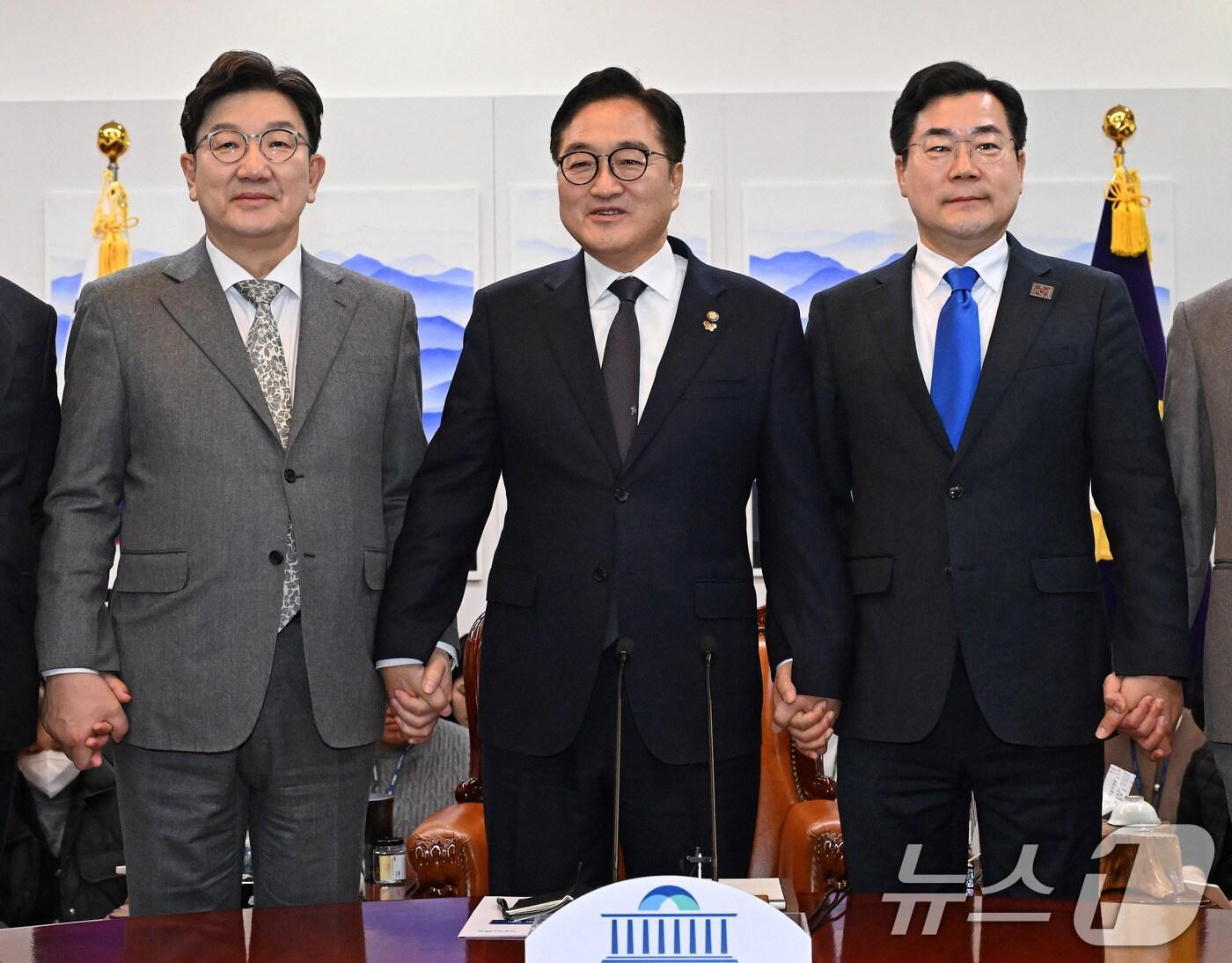 본문 이미지 - 우원식 국회의장(가운데)과 권성동 국민의힘 원내대표(왼쪽), 박찬대 더불어민주당 원내대표가 6일 오후 서울 여의도 국회에서 열린 여·야 국정협의회에 참석해 기념 촬영을 하고 있다. (공동취재) 2025.3.6/뉴스1 ⓒ News1 안은나 기자