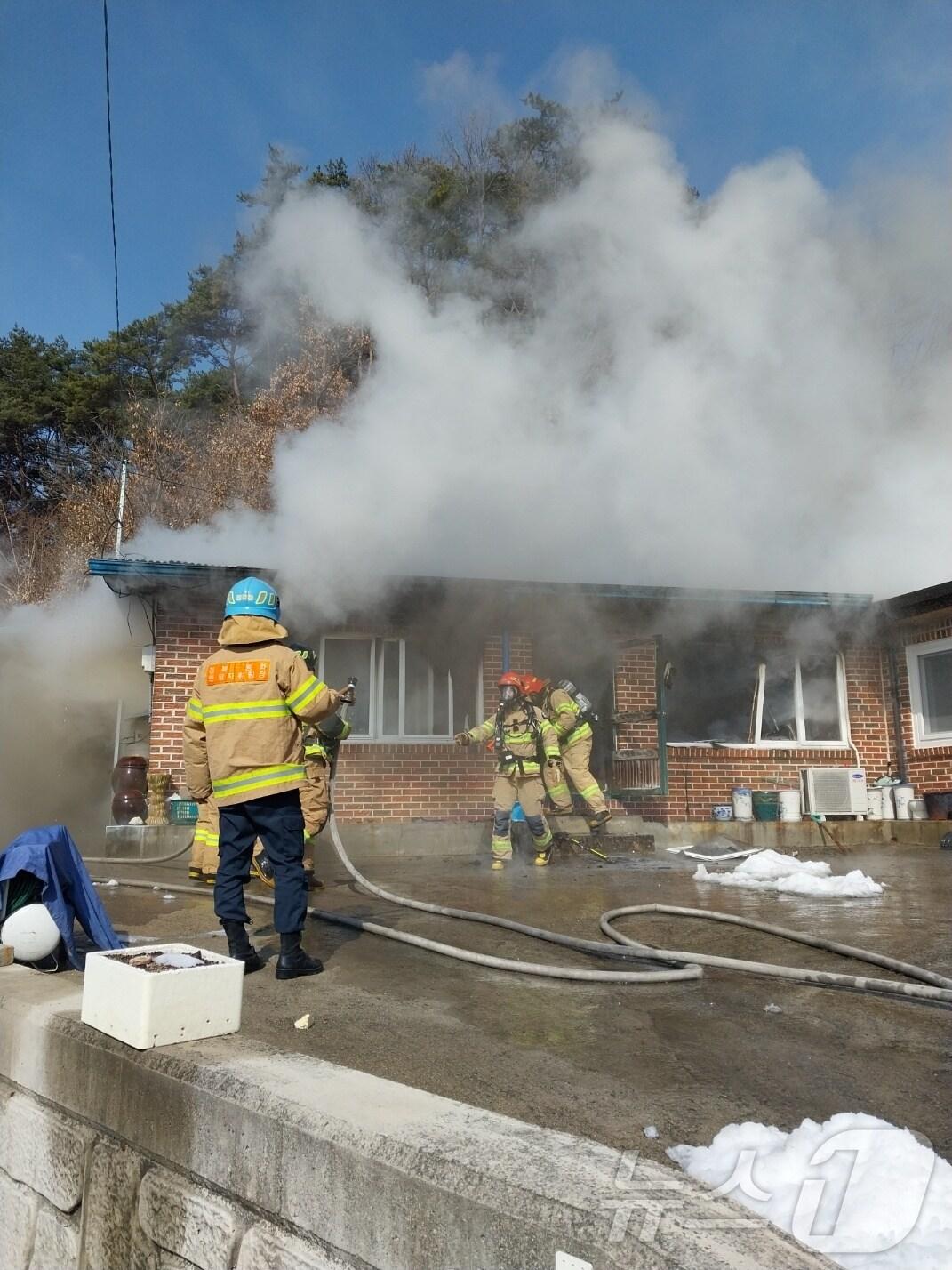 본문 이미지 - 6일 오전 10시 29분쯤 경북 봉화군 봉화읍 해저리 한 주택에서 원인을 알 수 없는 불이나 소방당국이 진화를 하고 있다(경북소방본부 제공. 재판매 및 DB 금지)2025.3.6/뉴스1
