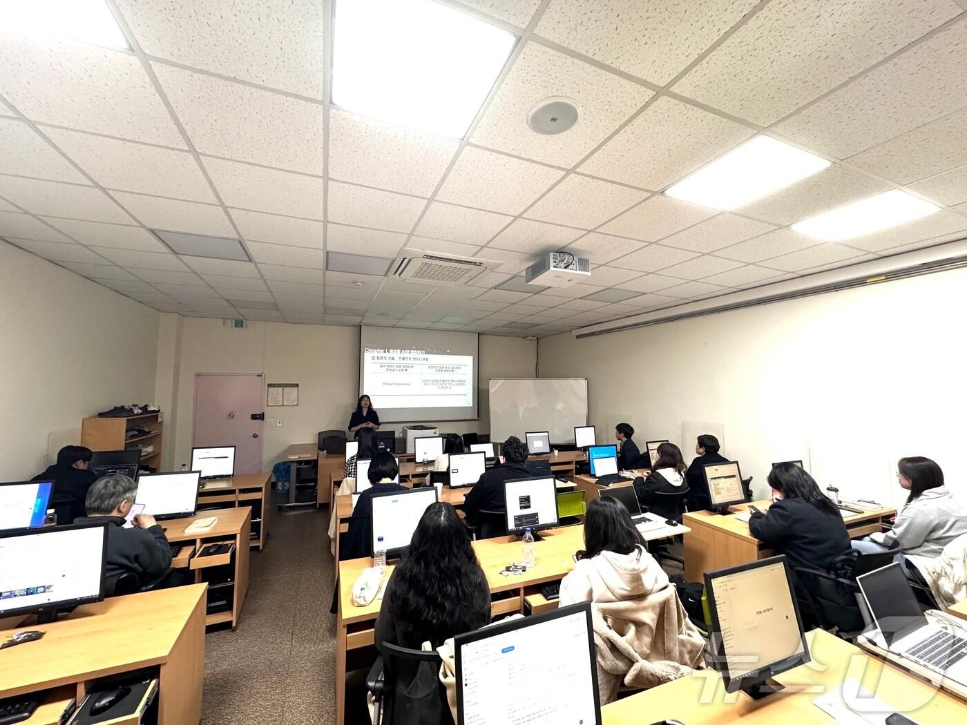 본문 이미지 - 강원 정선군이 6~7일 군 여성회관 전산교육장에서 &#39;정선군청 공직자 생성형 인공지능&#40;AI&#41; 교육&#39;에 나선 가운데, 교육 첫 날인 6일 공직자들이 수강하는 모습. &#40;정선군 제공. 재판매 및 DB금지&#41; 2025.3.6/뉴스1