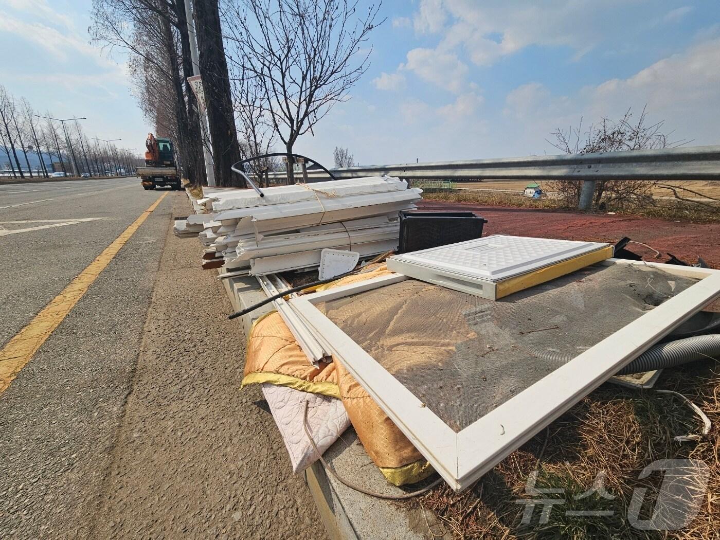 본문 이미지 - 청주시 2순환로 대로변 장암동 일대에 투기된 불법쓰레기/뉴스1 이재규 기자 