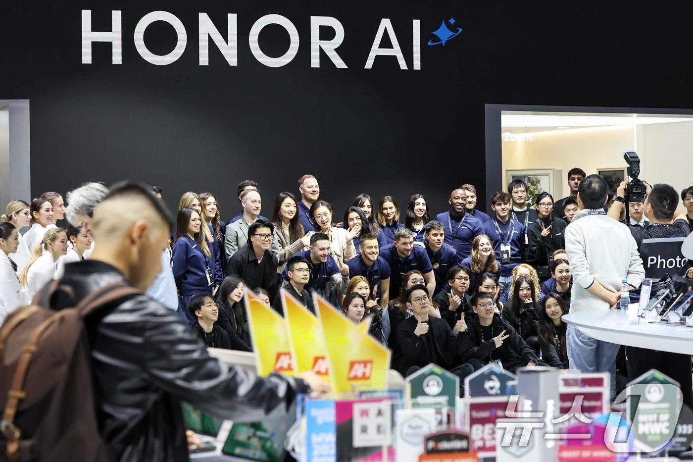 본문 이미지 - 6일(현지시간) 스페인 바르셀로나 피라 그란 비아 전시장에서 열린 '모바일 월드 콩그레스(MWC) 2025'에서 중국 스마트폰 제조 업체 아너(HONOR) 부스 직원들이 폐막일을 맞아 기념촬영을 하고 있다.  2025.3.6 ⓒ 뉴스1 민경석 기자