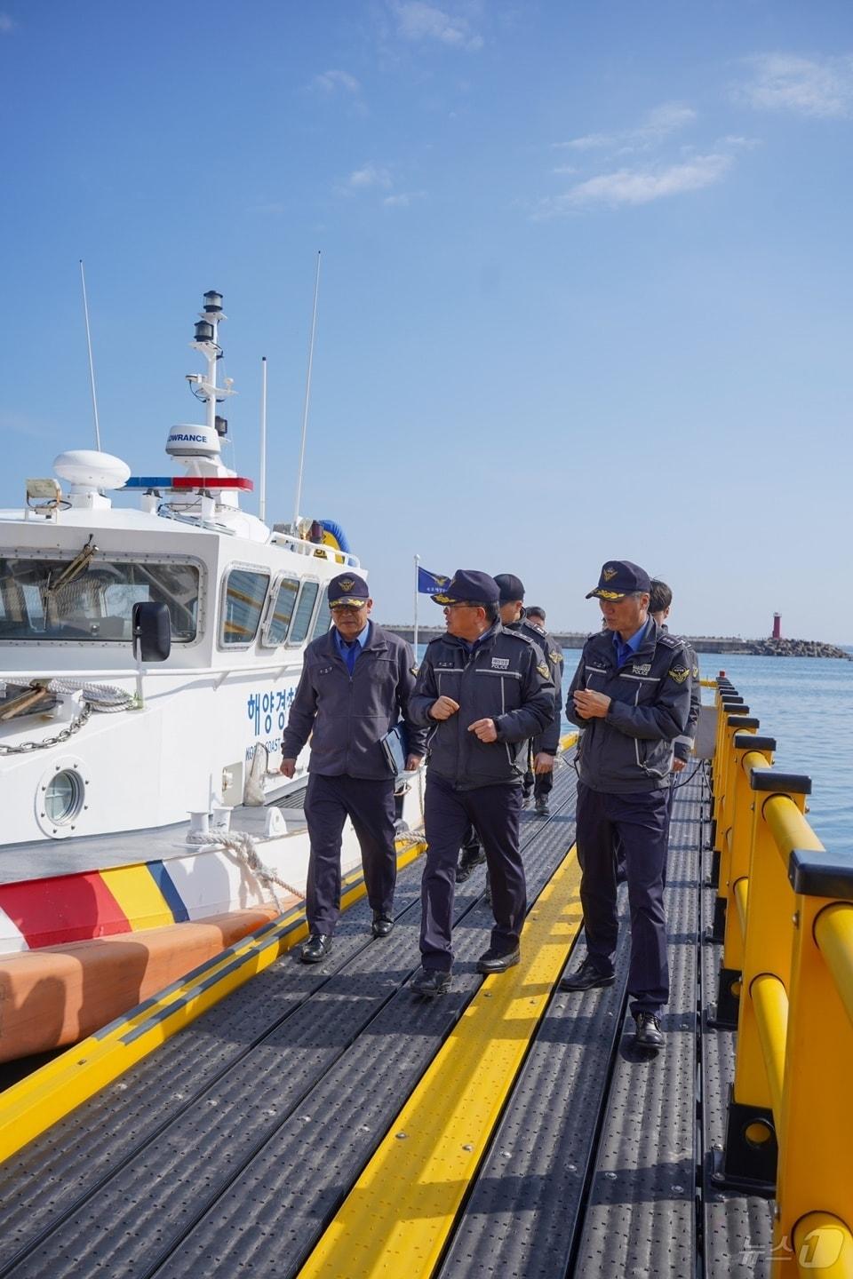 본문 이미지 - 속초해경 해빙기 대비 장비·시설물 점검.(속초해경 제공, 재판매 및 DB 금지) 2025.3.6/뉴스1