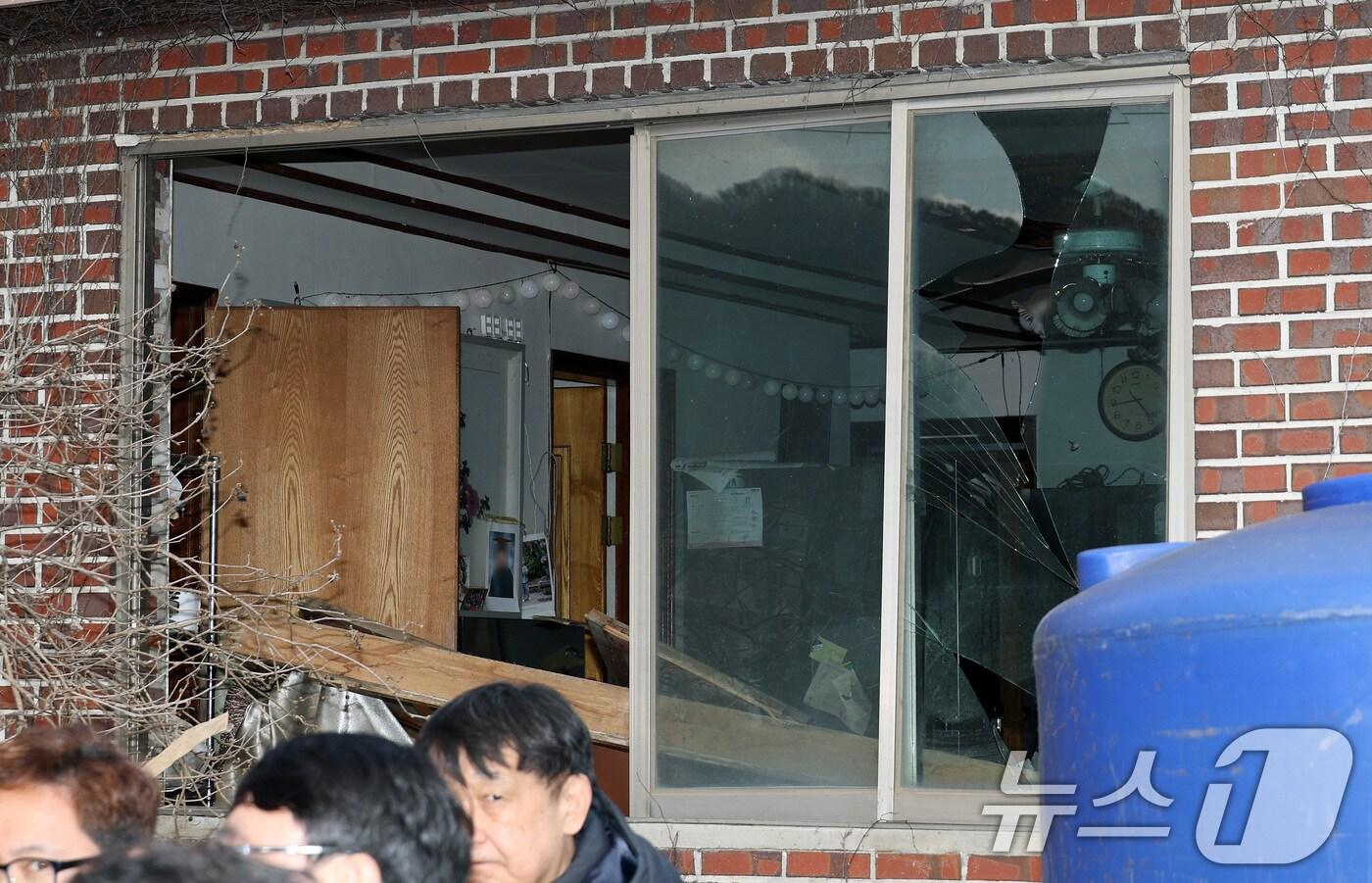 한미 통합화력 실사격 훈련이 실시된 6일 경기 포천시 이동면 노곡리의 한 민가에 공군 공대지 폭탄이 떨어져 유리창이 깨져 있다. (공동취재) 2025.3.6/뉴스1 ⓒ News1 이동해 기자