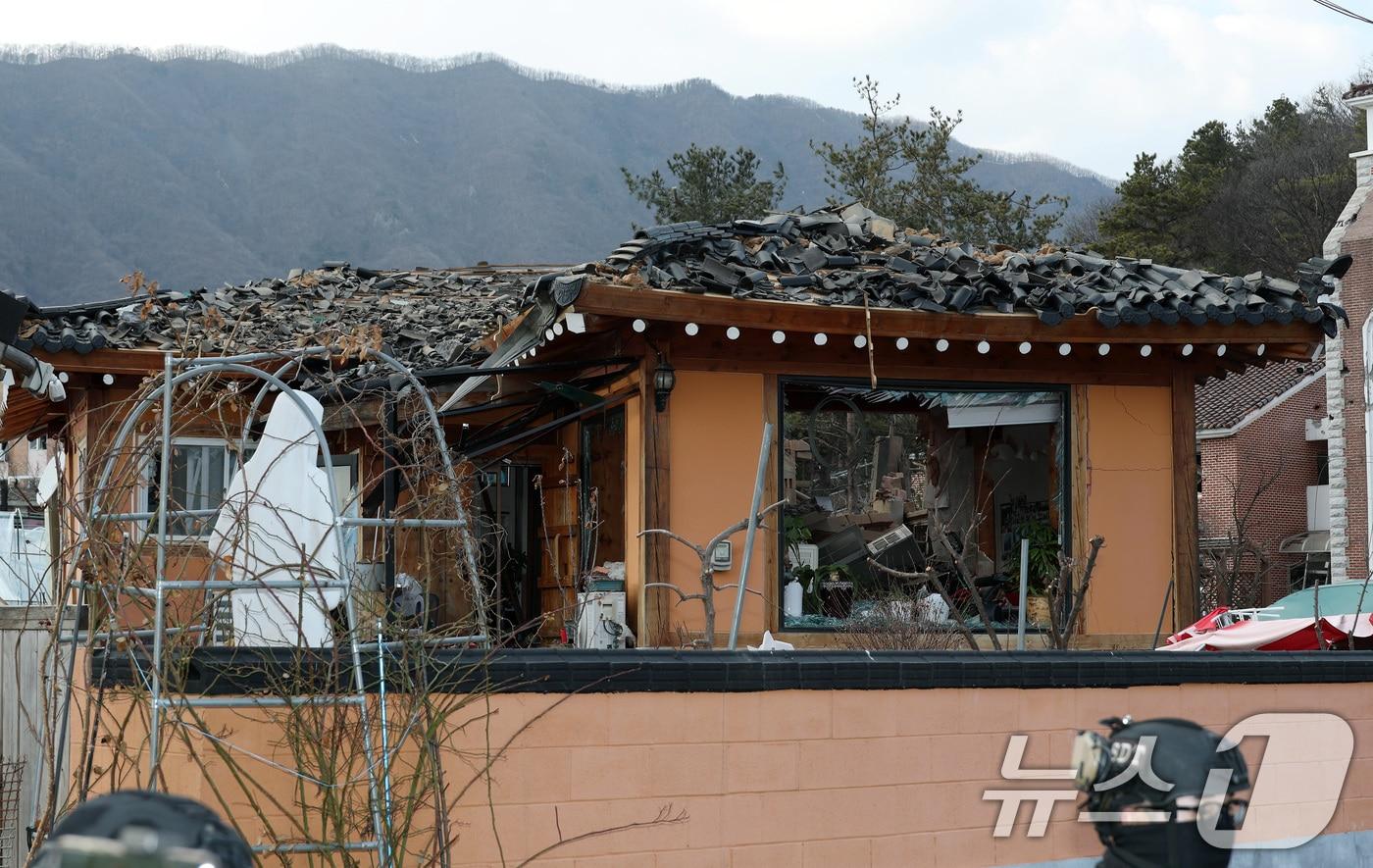 본문 이미지 - 한미 통합화력 실사격 훈련이 실시된 6일 경기 포천시 이동면 노곡리의 한 민가에 공군 공대지 포탄이 떨어져 파손돼 있다. (공동취재) 2025.3.6/뉴스1 ⓒ News1 이동해 기자