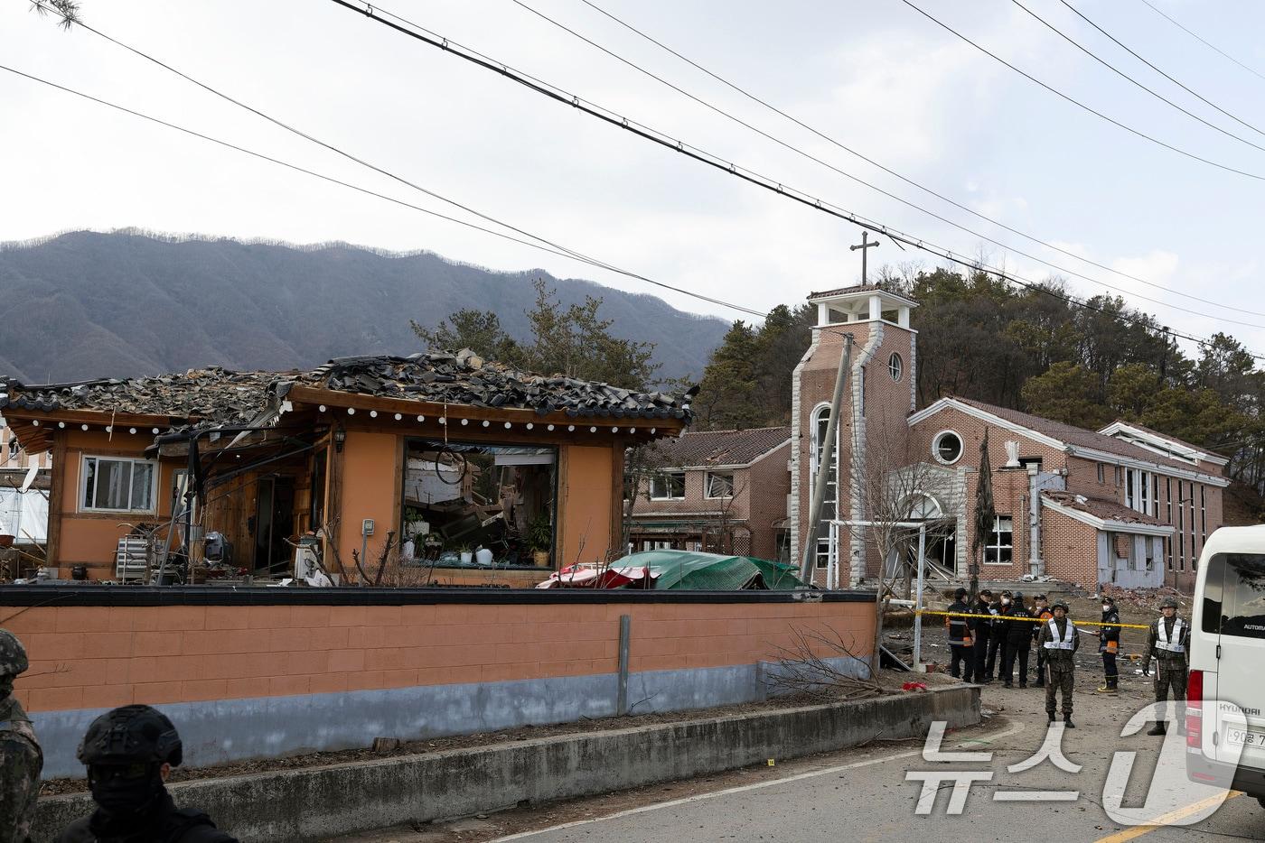 본문 이미지 - 한미 연합훈련 도중 전투기의 폭탄이 민가에 떨어지는 오폭 사고가 발생한 6일 오후 경기 포천시 이동면 노곡리 사고 현장이 통제되고 있다. (공동취재) 2025.3.6/뉴스1 ⓒ News1 이동해 기자