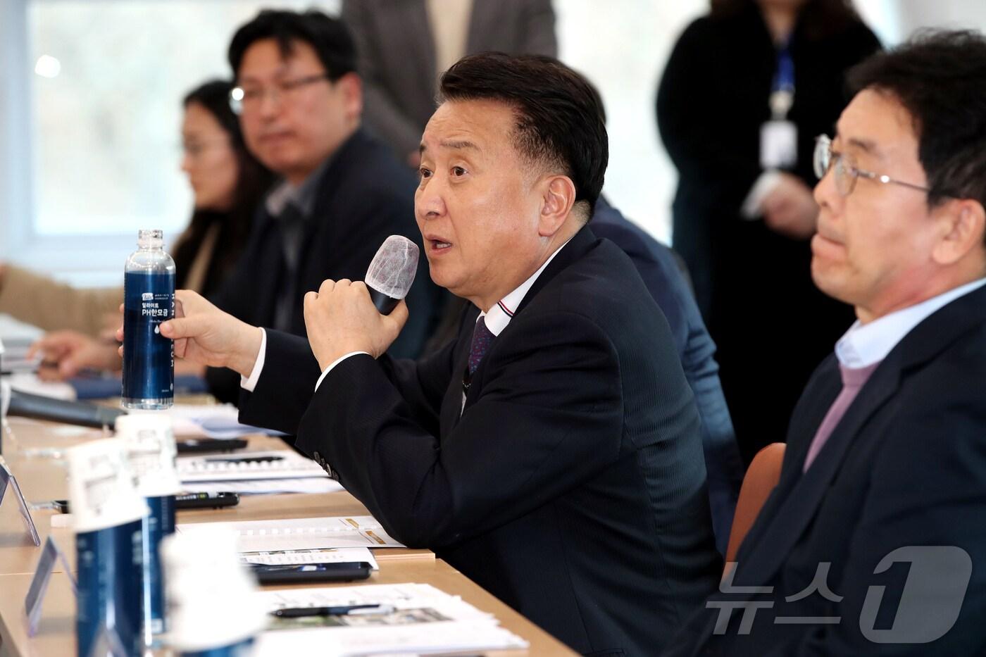 6일 김영환 충북지사가 영동일라이트지식산업센터를 찾아 관계 인사들과 대화를 나누고 있다. (충북도 제공. 재판매 및 DB금지)