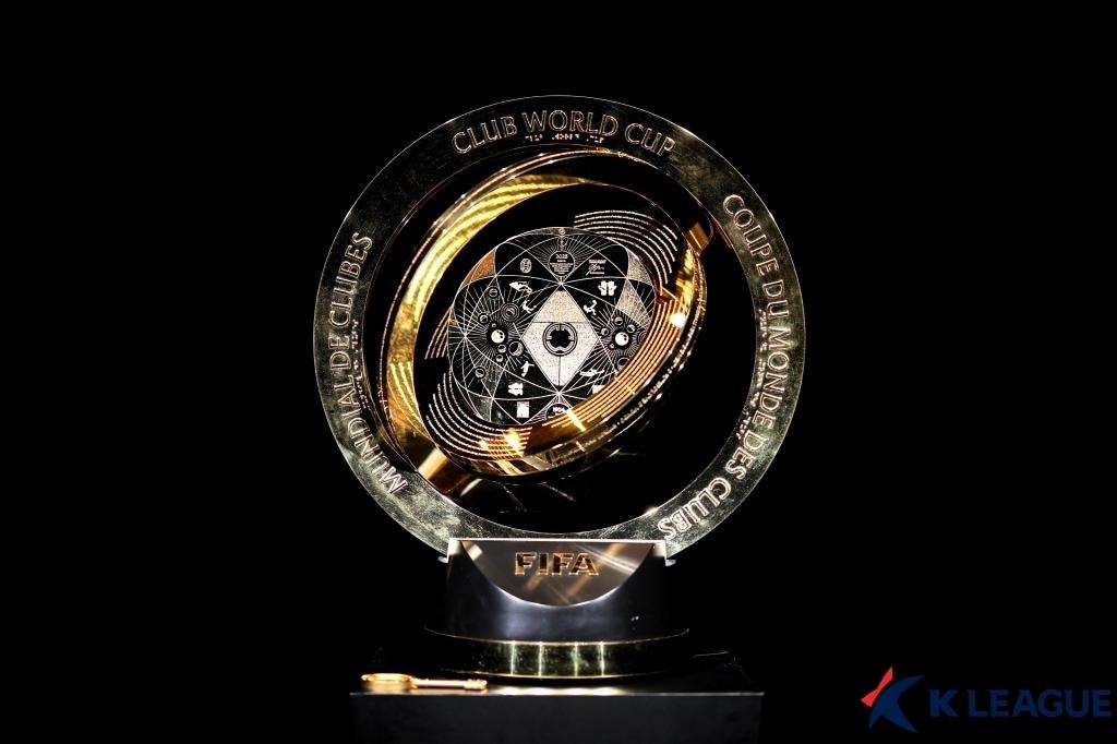 본문 이미지 - 국제축구연맹(FIFA) 클럽월드컵 트로피. (한국프로축구연맹 제공)