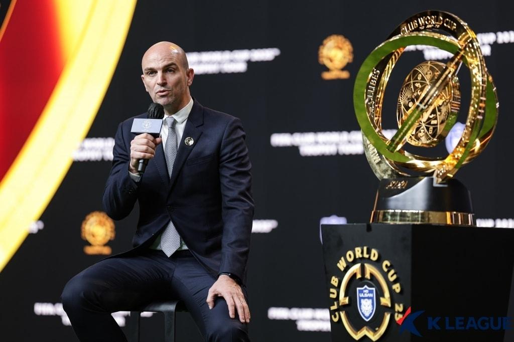 본문 이미지 - 국제축구연맹(FIFA) 클럽 월드컵 트로피 투어를 맞이해 방한한 에스테반 캄비아소. (한국프로축구연맹 제공)