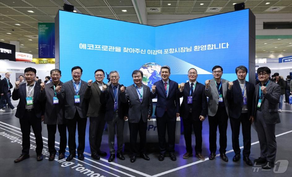 본문 이미지 - 이강덕 경북 포항시장이 6일 서울 코엑스에서 열리고 있는 '인터배터리 2025' 에코프로 부스를 찾았다. (포항시제공, 재판매 및 DB 금지) 2025.3.6/뉴스1