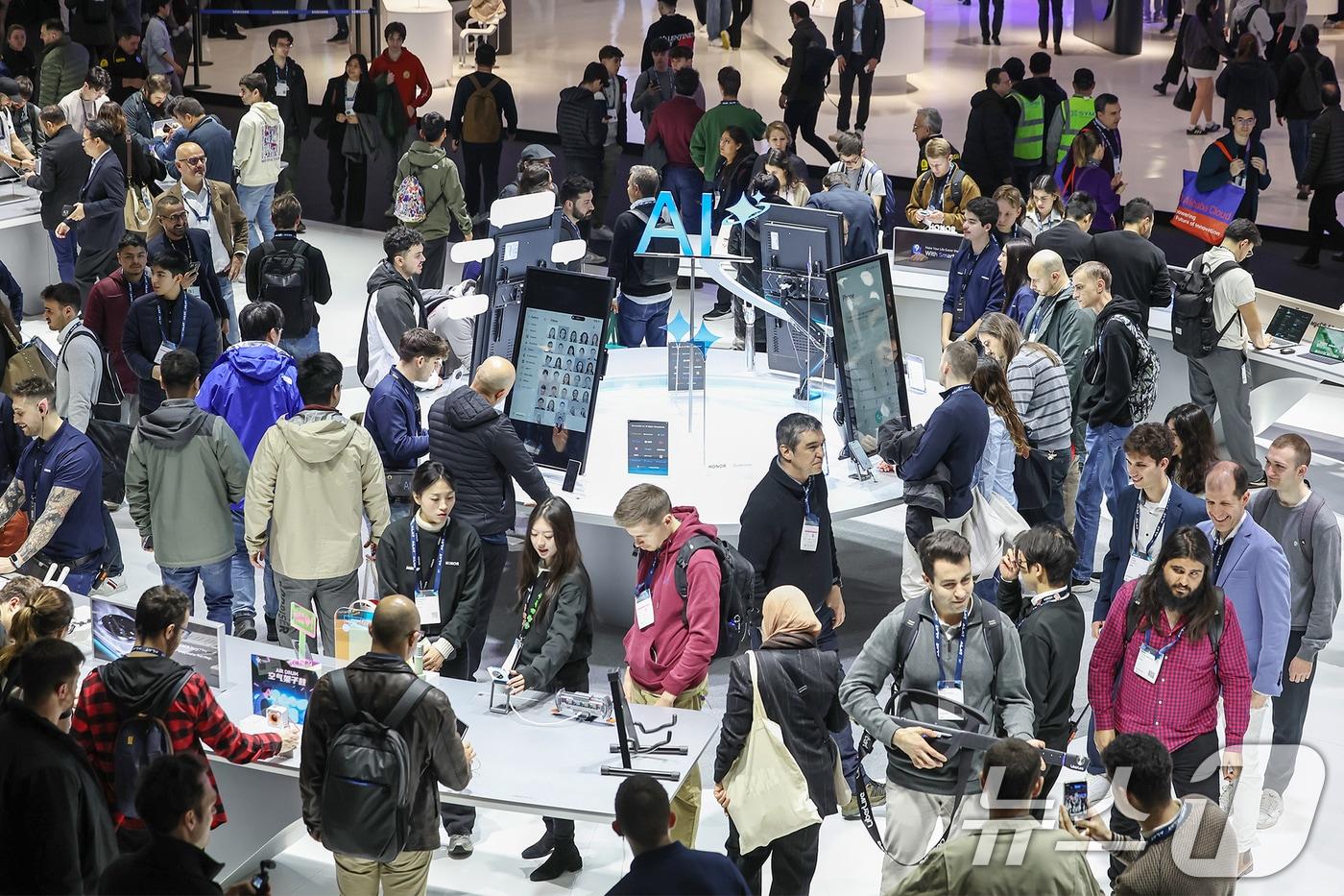 6일&#40;현지시간&#41; 스페인 바르셀로나 피라 그란 비아 전시장에서 열린 &#39;모바일 월드 콩그레스&#40;MWC&#41; 2025&#39;를 찾은 관람객들이 중국 스마트폰 제조 업체 아너&#40;HONOR&#41; 부스에서 AI 기술을 체험하고 있다. 2025.3.6/뉴스1 ⓒ News1 민경석 기자