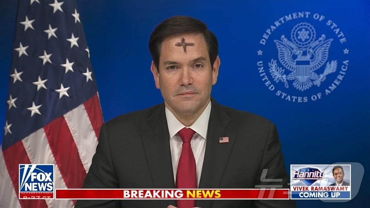 본문 이미지 - 마코 루비오 미국 국무장관이 지난 5일&#40;현지시간&#41; 폭스뉴스와 이마에 검은 십자가를 그린 채 인터뷰를 하고 있다. 루비오 장관은 독실한 카톨릭 신자로, 카톨릭에서는 부활절 40일 전 첫날인 &#39;재의수요일&#39;에 참회이 의미로 종려나무 가지를 태운 재로 이마에 십자가를 그린다.&#40;폭스뉴스 캡처&#41; ⓒ News1 류정민 특파원