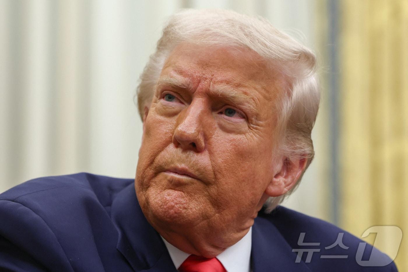 본문 이미지 - 도널드 트럼프 미국 대통령이 6일(현지시간) 미국 워싱턴DC 백악관 집무실에서 기자 질문을 듣고 있다. ⓒ 로이터=뉴스1 ⓒ News1 류정민 특파원