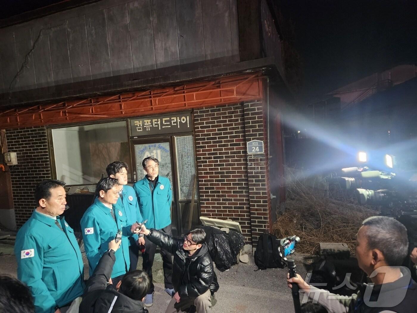 본문 이미지 - 오후석 경기도 행정2부지사가 6일 오후 포천시 이동면 노곡리 '전투기 오폭 사고' 현장에서 언론 브리핑을 진행하고 있다. (경기도 제공. 재판매 및 DB 금지) 2025.3.7/뉴스1