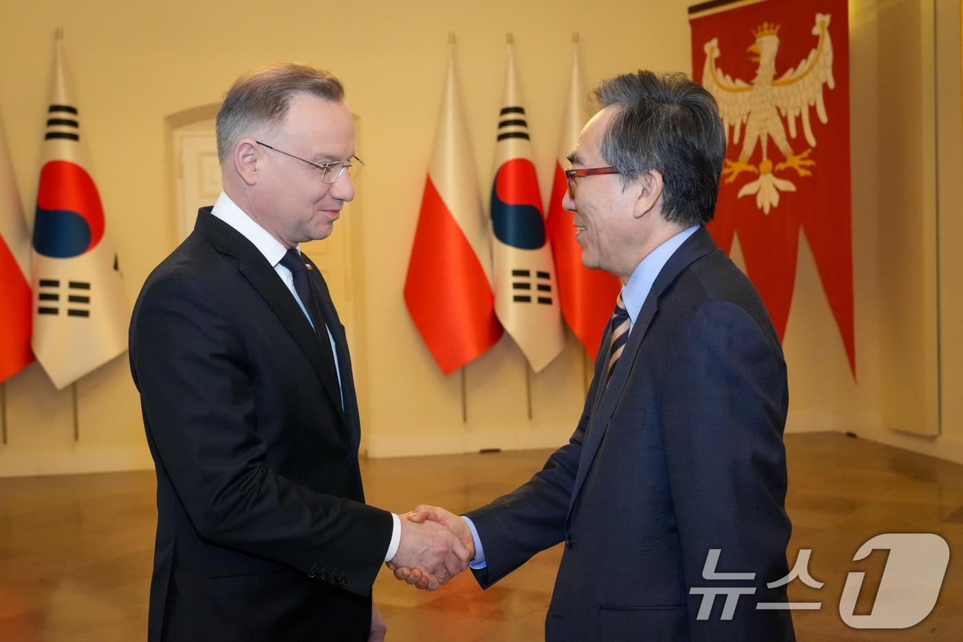 폴란드를 공식방문 중인 조태열 외교부 장관이 6일(현지시간) 안제이 두다 대통령과 면담 기념 악수를 하고 있다. (외교부 제공. 재판매 및 DB 금지) 2025.3.7/뉴스1