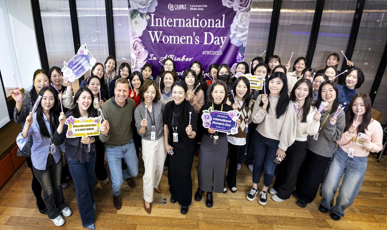 본문 이미지 - 배하준 오비맥주 대표가(맨 앞줄 왼쪽에서 세번째) 오비맥주 직원들과 '세계 여성의 날' 기념 세미나를 마치고 기념사진을 찍고 있다. (오비맥주 제공)