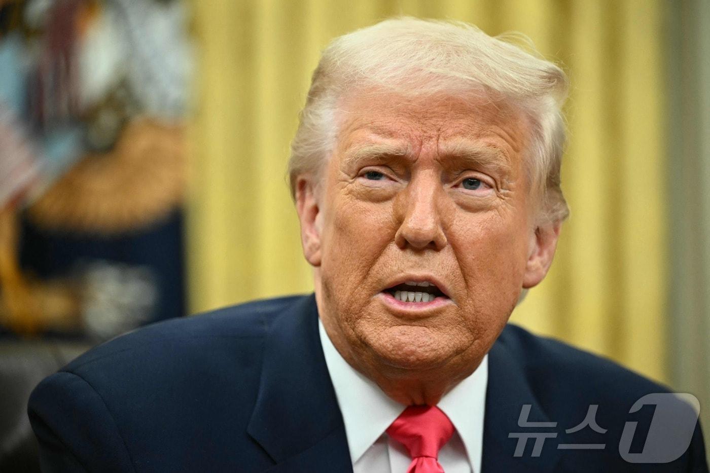 도널드 트럼프 미국 대통령이 6일&#40;현지시간&#41; 워싱턴 백악관에서 멕시코와 캐나다에서 수입되는 제품 중 USMCA에 적용되는 품목에 대해서는 내달 2일까지 &#39;25% 관세&#39;를 면제하다고 밝히고 있다. 2025.03.07 ⓒ AFP=뉴스1 ⓒ News1 우동명 기자